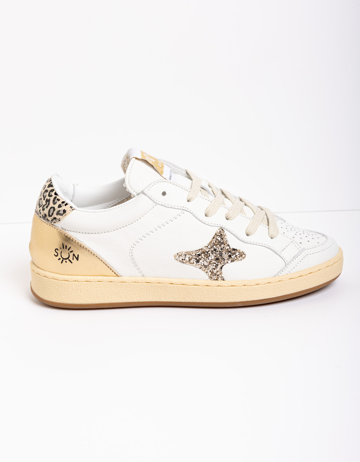 Ecru leren sneaker met goudkleurige details
