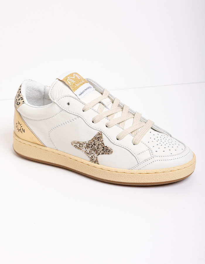 Ecru leren sneaker met goudkleurige details