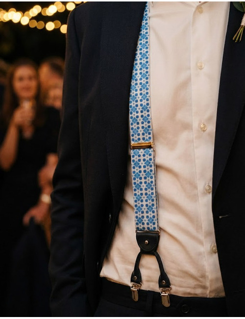 Bretellen bloemenmotief wit blauw met donkerblauw leder