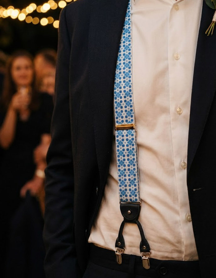 Bretellen bloemenmotief wit blauw met donkerblauw leder