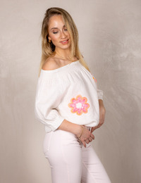 Off shoulder linnen blouse met kleurrijke bloemenapplicaties
