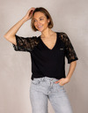 T-shirt met kantdetails en V-hals