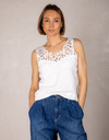 Witte top met bloemenkant en elegante halslijn
