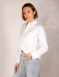 Julia - Witte blouse met borstzak en luchtige fit