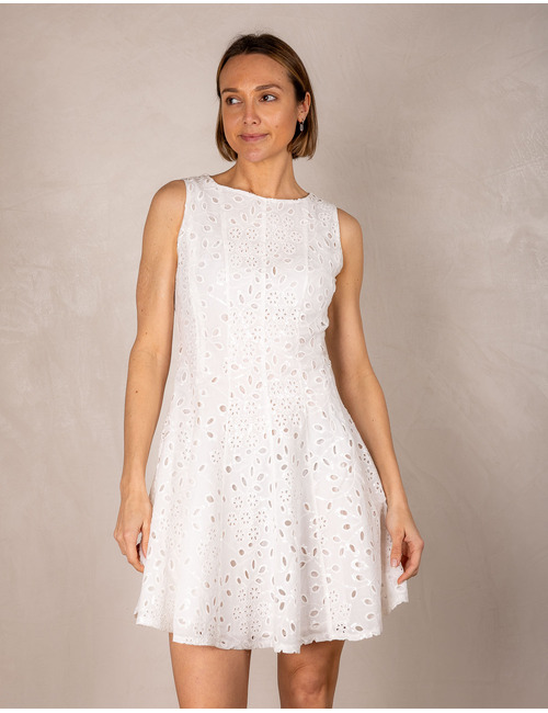 Rene Derhy kleed wit