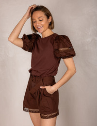 Bruin T shirt met elegante uitstraling en comfortabele pasvorm