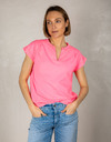 Neon roze T-shirt met schouderplooien en V-hals