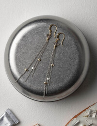 Pompom oorbellen met multi kettingen en quartz in bicolor grijs