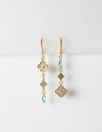 Goudkleurige oorbellen met klaverdetail en turkooise strass