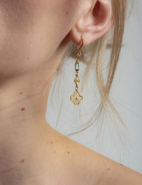 Goudkleurige oorbellen met klaverdetail en turkooise strass