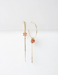 Goudkleurige asymmetrische oorbellen met creool, barrette en roze kristal