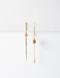 Goudkleurige asymmetrische oorbellen met creool, barrette en roze kristal