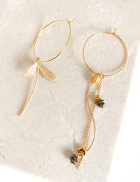 Goudkleurige oorbellen met libelledetail en symmetrisch design