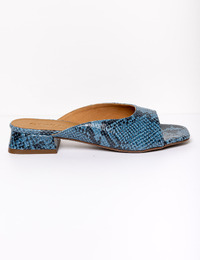 GILLA - Blauwe snake print muil met lage blokhak