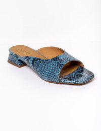 GILLA - Blauwe snake print muil met lage blokhak