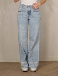 Antonia - Lichtblauwe wide leg jeans met omslag en subtiele details