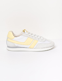 Witte sneaker met gele accenten en sportieve look