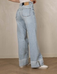 Antonia - Lichtblauwe wide leg jeans met omslag en subtiele details