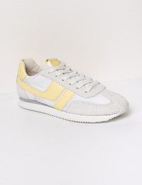 Witte sneaker met gele accenten en sportieve look