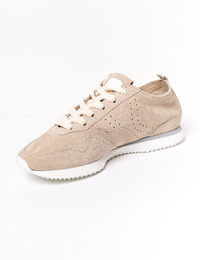 Beige sneaker in suède met minimalistische uitstraling