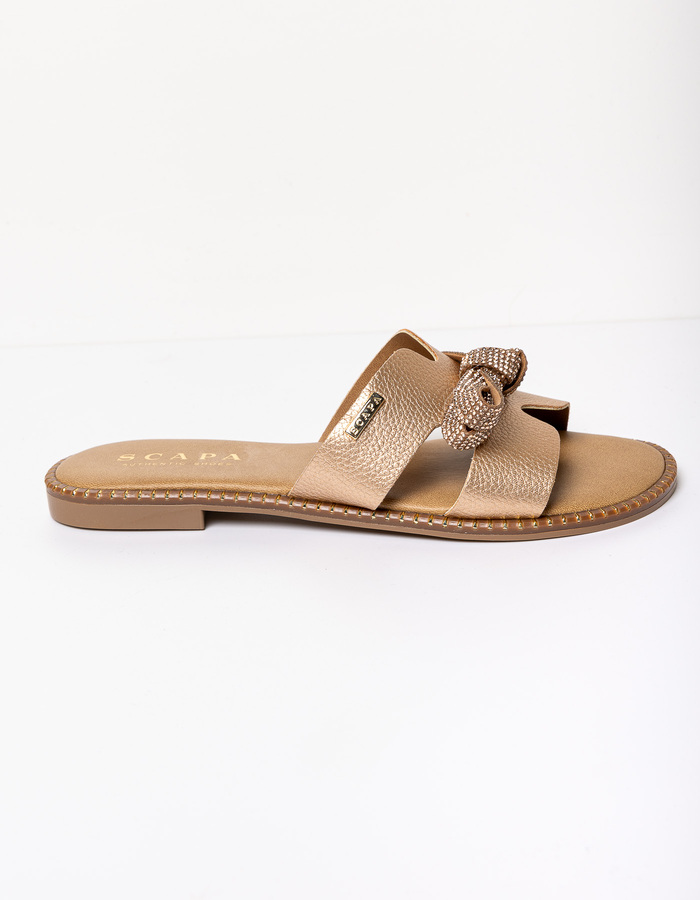 Gouden slippers met strikdetail en metallic afwerking