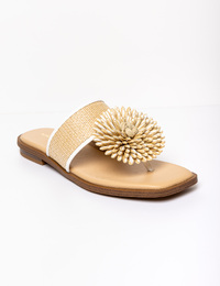 Beige slipper met gevlochten band en bloemdetail