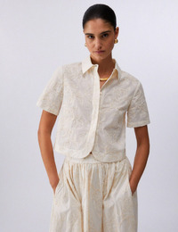 Witte mousseline blouse met borduursels en verfijnde details