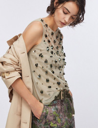 Transparante tule top met geborduurde bloemen