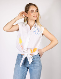 GIULIA - Mouwloze bloes met borduursels en knoopdetail