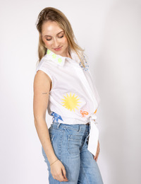 GIULIA - Mouwloze bloes met borduursels en knoopdetail