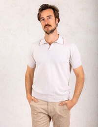 Fijngebreide polo met contrastkraag offwhite