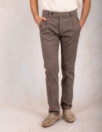 Bruine chino broek met moderne pasvorm