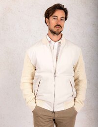 Ecru gilet met moderne mix van materialen