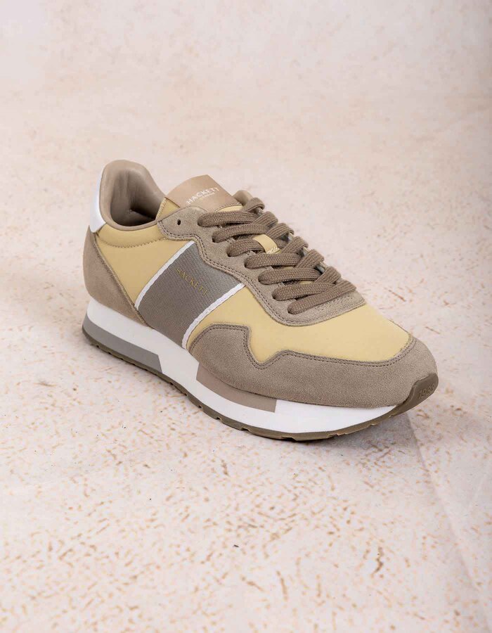 Sneakers met contrasterende panelen en sportieve zool