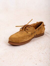 Lichtbeige suède bootschoen met klassieke uitstraling