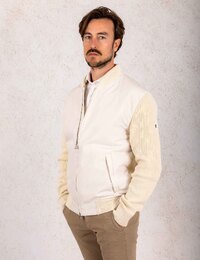 Ecru gilet met moderne mix van materialen