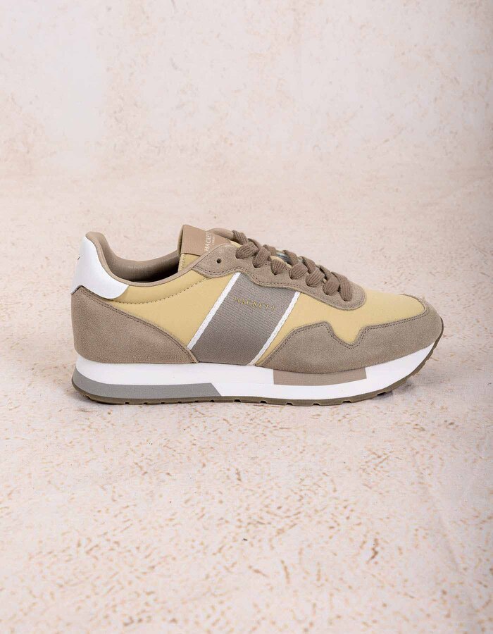 Sneakers met contrasterende panelen en sportieve zool