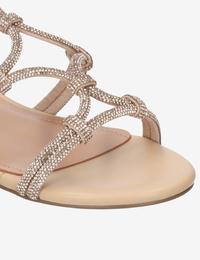 Sandale beige avec brides ornées de strass et allure élégante