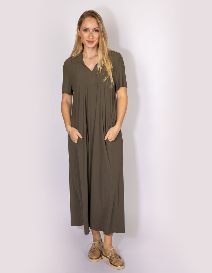 Josephina - Kaki maxi jurk met V-hals en korte mouwen