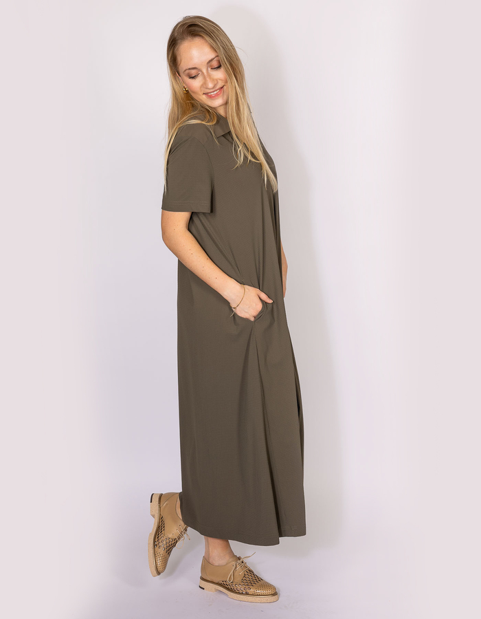 Josephina - Kaki maxi jurk met V-hals en korte mouwen