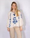 Ecru bloes met blauwe borduursels en strikdetail