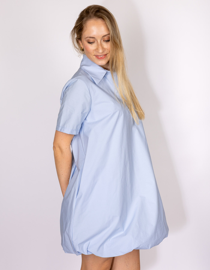 Lichtblauwe hemdjurk met ballonzoom