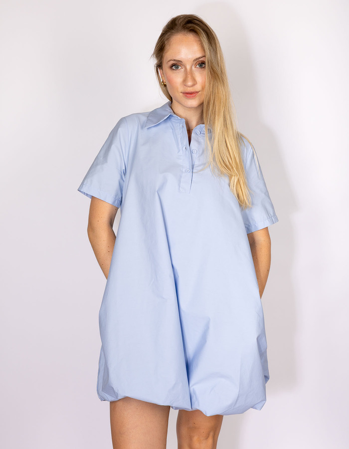 Lichtblauwe hemdjurk met ballonzoom