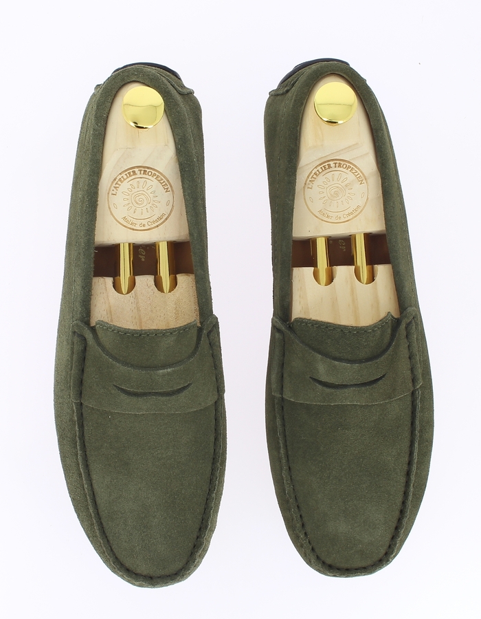 Kaki suède loafer met klassieke pennyband