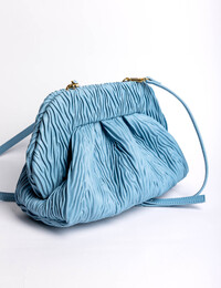 Clutch met geplooide structuur en afneembare schouderriem