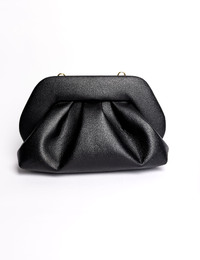 Clutch met geplooide structuur en afneembare schouderriem