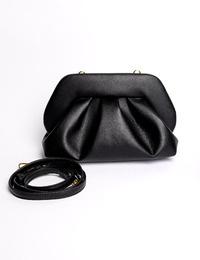 Clutch met geplooide structuur en afneembare schouderriem