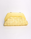 Clutch met gevlochten structuur en plooidetail