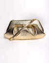 Clutch met metallic finish en plooidetail