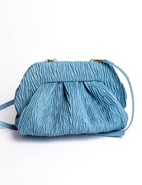 Clutch met geplooide structuur en afneembare schouderriem